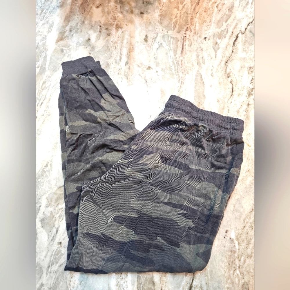 Splendid Size Medium Camo Print Jogger Elastic Waist Lounge Casual Pants